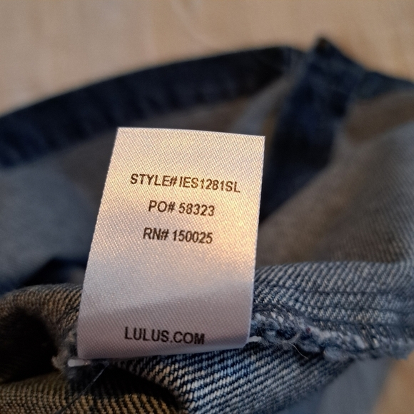 Lulu's women's size small jean skirt, 6 button front closure - Picture 5 of 5